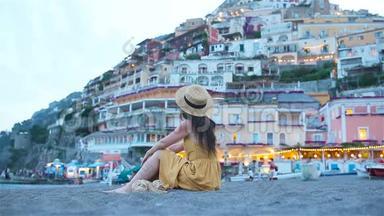 意大利的暑假。 意大利阿马尔菲海岸Positano村背景的年轻妇女